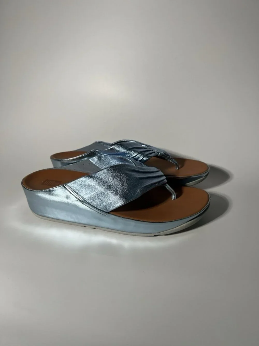 FitFlop Women’s Metallic Light Blue Leather Thong Sandals Size 9